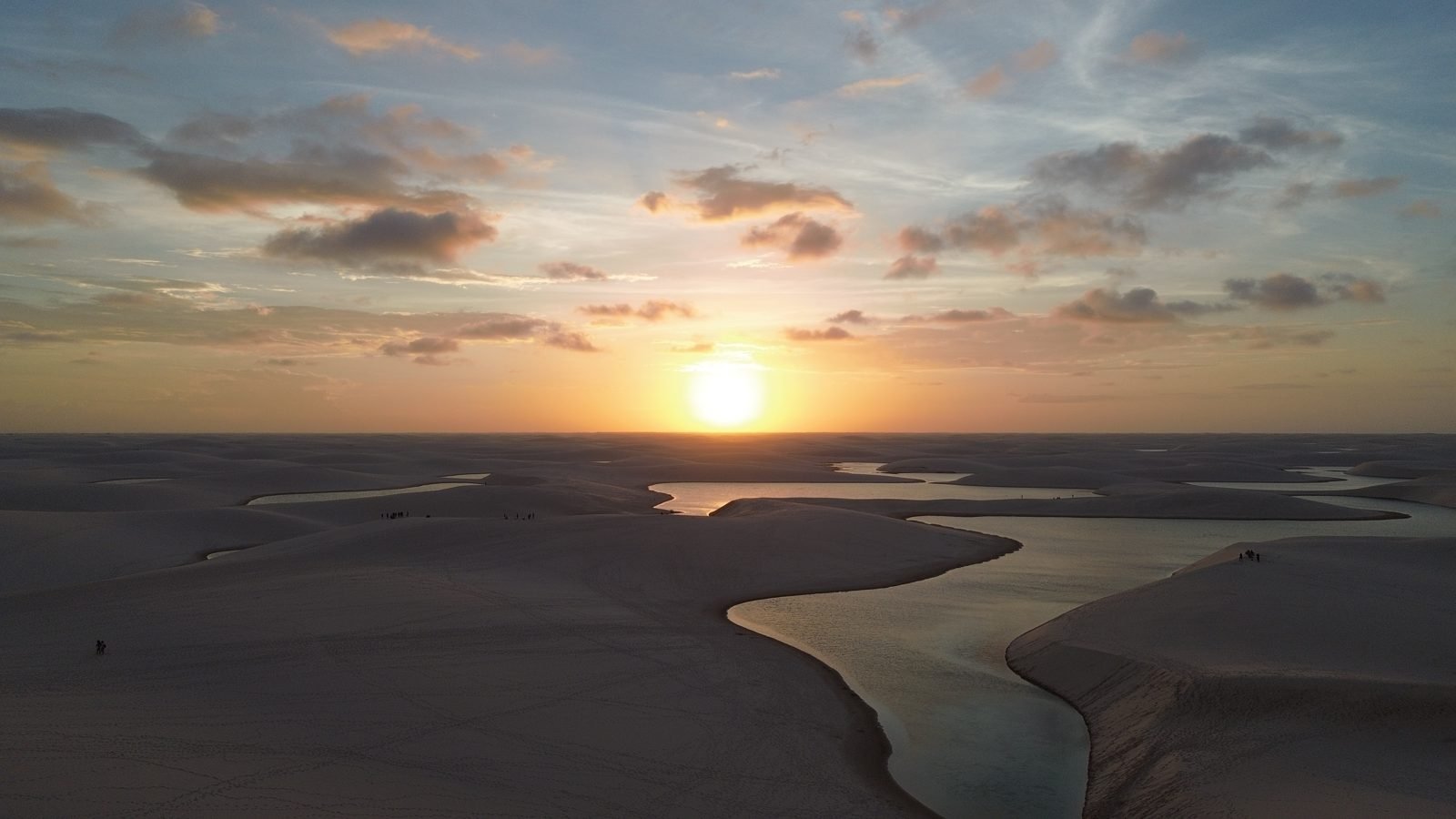 Pôr do sol sobre as lagoas dos Lençóis Maranhenses